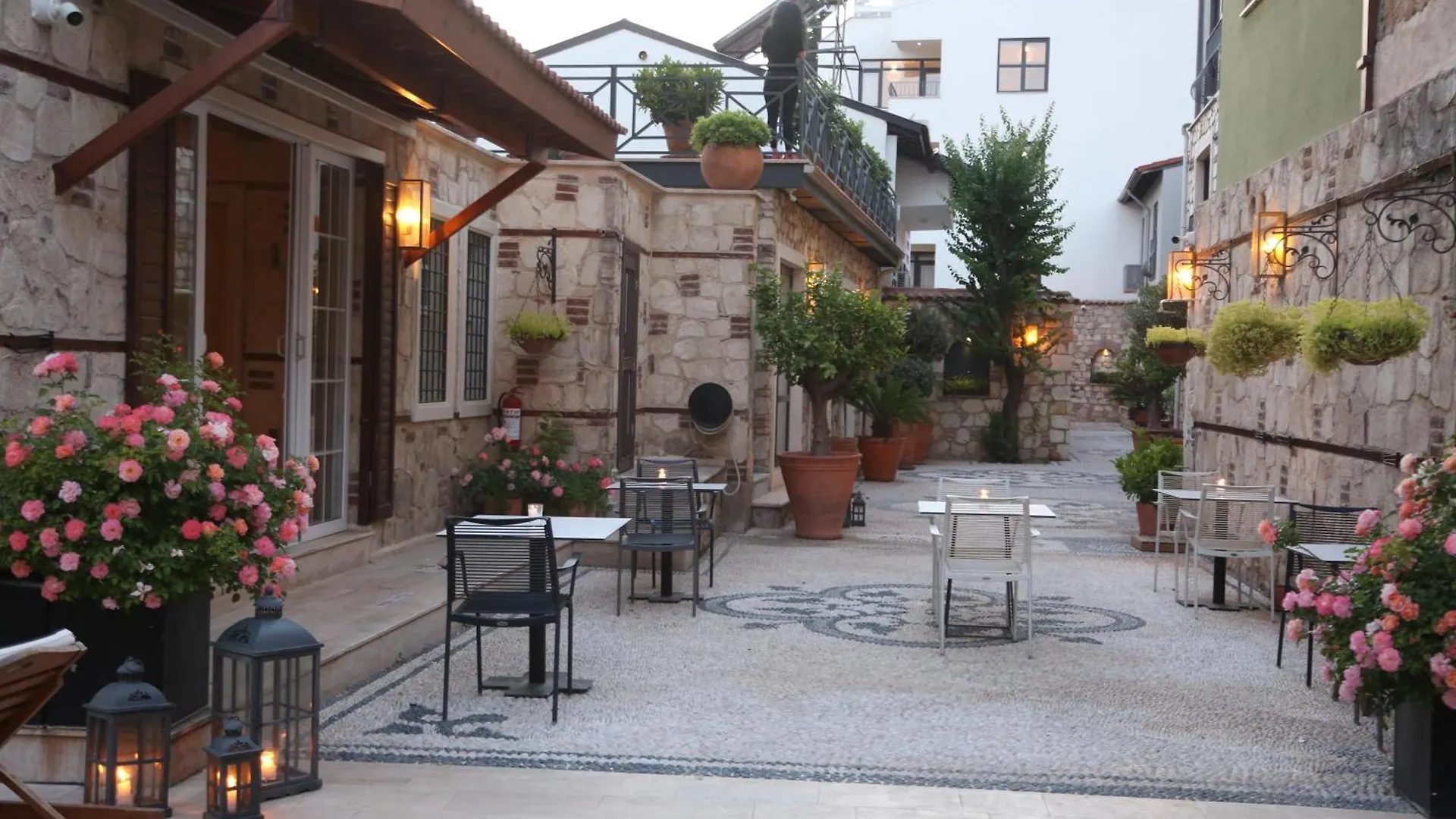 Homestay Remarkable Flat With Balcony Near Hadrian'S Gate Apartment Antalya
